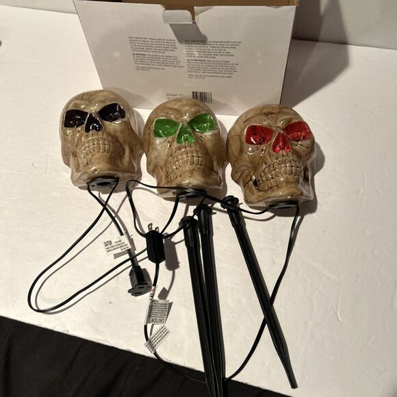 New Celebration 3 Skull Pathway Markers Halloween Outdoor Lights 3 Ft - Picture 7 of 7